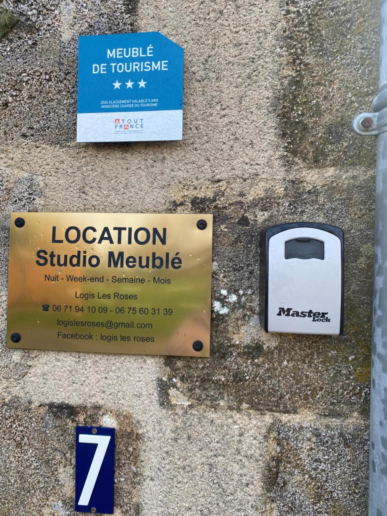Studio Logis Les Roses Bourbon-l'Archambault Exterior photo